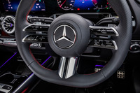 3本ツインスポークステアリングホイールは、オプションの「AMGラインパッケージ」に含まれるアイテム。リムには静電容量式センサーが新たに組み込まれている。ハンズオフ検知機能の精度が向上したことにより、「アクティブディスタンスアシスト・ディストロニック」の作動時などでは軽く握っているときでもハンズオフの警告が出ないので、従来型よりもストレスを感じる場面が少なかった。
