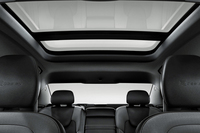 前後席の頭上を覆う、大きなガラスルーフも用意される。