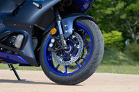 フロントブレーキはφ298mmのダブルディスクと制動時にたわみにくいラジアルマウントキャリパーの組み合わせだ。