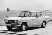 「スカイライン2000GT」は割安な価格もあって予想以上に売れ、イタリアから輸入するウエーバーキャブが不足した。そこで1965年9月にホモロゲモデルと同じシングルキャブ仕様のG7型を積んだ「2000GT-A」（S54A-2）を追加（価格80万円）し、ウエーバー3連キャブ仕様の「2000GT」は「2000GT-B」に改称。外観上の差異は「GT」エンブレムの地色が2000GT-Aは青／白、2000GT-Bは赤／白。