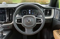 ステアリングホイールには、アダプティブクルーズコントロールや、インフォテインメントシステムの操作ボタンが備わる。奥にのぞくメーターパネルはフル液晶タイプ。