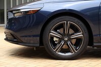 エクステリアにおける差異化は控えめで、ブラックのドアミラーと、ベルリナブラック塗装＋ダーク切削クリア加工のホイールを採用した程度。既述のとおり、車体色によってはアンテナの色もブラックとなる。