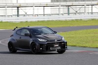 「GRMNヤリス」のボディー剛性の高さは、ステアリングを握れば実感できる。そのおかげで、足まわりからのインフォメーションもドライバーによく伝わってくる。