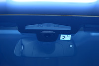 ルームミラーの裏側に配された3眼式カメラ。モービルアイの画像処理プロセッサー「EyeQ4」が内蔵されており、その演算能力は毎秒2兆5000億回とうたわれている。