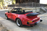 ソフトトップは手動開閉式。特徴的な「911ターボ」のリアフェンダーは、標準モデルよりも120mmワイドな設定になっている。