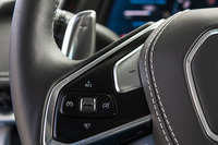 「マイモード」の設定に加えて、ドライバーがエンジンやトランスミッションの制御まで調整できる「Zモード」は、ステアリングホイールのスイッチによって起動する。