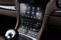 スマートフォンとの連携やタッチスクリーンによる操作などに対応した「PCM（ポルシェ・コミュニケーションマネージメント）」。「911」シリーズでは、やはりマイナーチェンジ後のモデルから導入が開始された。