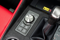 センターコンソールの上面には「フォージドバンブー」のパネルを採用。黒い部分を凝視すると素材の表情がうっすらと見える。