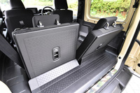 後席はリクライニング機能付き。ご覧のように、後席使用時のラゲッジスペースはごくわずか。