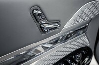 クリスタル調のオーナメントはただの装飾ではなく、巧妙にスイッチ類が内蔵されている。シートポジションの調整スイッチもクリスタル調だ。