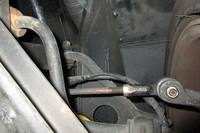 “赤い玉号”のステアリング・タイロッド。パワステも付いてないのに、いったいなぜこんなにスコスコと動くのか……。