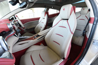 ヘッドレスト一体型のスポーツシート。ヘッドレスト部にある跳ね馬の刺しゅうはオプション扱い。