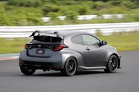「GRヤリスRZ“ハイパフォーマンス”」比で20kg軽量な「トヨタGRMNヤリス“サーキットパッケージ”」。ルーフ高が10mm下がったことと相まって、運動性能が高まっている。