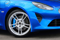 ホイールのサイズは前後とも18インチ。装着されている「パイロットスポーツ4」タイヤは、「フロントのグリップを失わず公道で安心して運転が楽しめる」ことを目的に、独自のコンパウンドを使ってミシュランと共同開発されたもの。