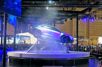 「ヴィジヴ」がアームで上昇し、戦闘機を思わせるアクションを披露した。