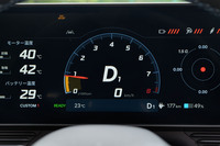 「N eシフト」をオンにするとタコメーターが表示され、8段DCTのような疑似変速が可能。パドルで手動変速してもいいが、何もしないといかにもDCTのような自動変速もしてくれる。