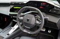 2本スポークに加えて上下がフラットな形状のステアリングホイールはプジョーならではの形状。アダプティブクルーズコントロールなどの操作系が左スポーク上に集約されたのも新しい。