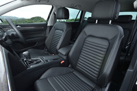 ナッパレザー表皮が標準仕様となる「パサートヴァリアントTSIエレガンス アドバンス」のシート。前席には、ヒーターとベンチレーションシステムが内蔵されている。