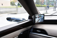 助手席側の「デジタルアウターミラー」およびモニター。通常のサイドミラーに比べ、突起物が小さい分、斜め前方の死角が少なくなる。