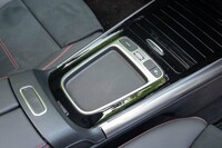 改良前はタッチパッドが備わっていた部分は小物用のトレーに置き換わっている。ただしへりが低いため置くものを選ぶ。