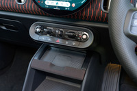 丸いディスプレイの下のスイッチ類。左からオーディオのボリューム、エクスペリエンスモードのセレクター、スタート／ストップレバー、シフトセレクター、「P（パーキング）」ボタン。