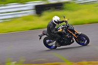 車体に関しては、エンジンの搭載角を47.5°から52.3°へと立て気味に変えることでディメンションをコンパクト化。フロントの接地性を高めるため、ステアリングヘッドは30mm低められた。