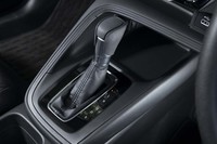 1.5リッター直4エンジンにはCVTが組み合わされる。シフトパドルは備わらず、手動変速モードの類いもない。ドライブモードの切り替え機構もない。