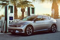 2022年登場の「キアEV6」。全長4.7mのハッチバックのEVで、韓国車として初めて欧州カー・オブ・ザ・イヤーに輝いた。