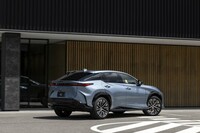 操舵角±150度のステアリングシステムには慣れが必要だが、交差点での右左折やUターン、車庫入れ、ワインディングロードにおけるスポーツ走行などにおいて“持ち替え”不要な運転を可能にする。