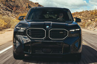 久々のBMW M専用モデルとなる「XM」。電動パワートレインを搭載したハイパフォーマンスSUVで、巨大なキドニーグリルが特徴のエクステリアデザインも注目を集めている。