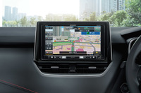 カロッツェリア初の9V型ナビとなる楽ナビAVIC-RQ902。最近のトヨタ車の9V型用装着窓に対応しており、隙間なく装着できる。オープン価格（実勢価格：13万円前後）