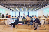 WeWork渋谷スクランブルスクエアのオフィスでは、会話や議論も盛んに行われ、さまざまなアイデアや解決策が浮かぶことが期待されている。同じ施設内にオフィスを構える他社との交流も日常的に生まれるという。