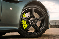 「V8ヴァンテージAMR」の「5スポーク19インチグロスブラックホイール」。タイヤは、ブリヂストンの「ポテンザRE050」が組み合わされる。