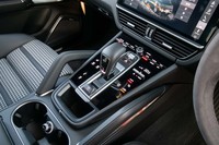 変速機はZF製のトルコン式AT。ピアノブラックの部分に並んだタッチスイッチは、操作するとカチッというクリック感がある。