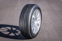 2025年3月の発売当初は225/60R17～255/45R22までの全17サイズがラインナップされる「アドバンV61」。価格はオープンプライスとなっている。