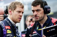 5連覇を目指すチャンピオン、ベッテルの表情は険しかった。予選では2012年ベルギーGP以来となるQ2どまりを経験。エンジン制御のソフトウエアが不調で、この問題はレース開始前にも認められていた。ペースが伸びず5周でリタイア。（Photo=Red Bull Racing）
    