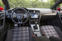 タータンチェックのシート生地にゴルフボール風シフトノブ（MT仕様のみ）と、「GTI」の伝統を継承している。
    