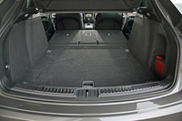 荷室の容量は、標準で500リッター。写真のように後席を倒すことで、最大1500リッターにまで拡大できる。エアサスペンション装着車では、リアエンドの高さをノーマル車比で50mm下げることが可能。荷物の積み込みをさらに容易にする。
    