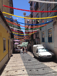 2代目「フォード・フィエスタ」をベースにした「クーリエ」がたたずむ街角。