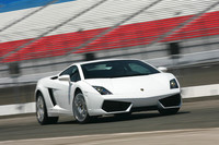 転がり抵抗を10％低減したピレリPzeroを履く。前235/35ZR19/後295/30ZR19のサイズは変わらない。カーボンセラミックブレーキが装着可能となった。新型はローンチコントロール「THRUST」を備える。