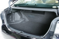 トランクルーム容量は415リッターで、プリウスの445リッターに一歩及ばず。とはいえ、ゴルフバッグを4つ飲み込むだけのスペースが確保されている。
