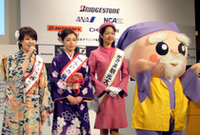 着物姿の女性は、お隣の茨城県を紹介。国民文化祭のマスコット「ハッスル黄門」（写真右）も登場。