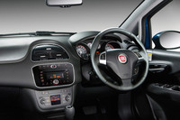 インテリアの様子。ハンドル位置は右のみとなる。