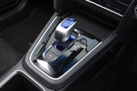 ハイブリッド車のシフトセレクター。「ハイブリッドZ」「ハイブリッドX」には、マニュアルモード用のシフトパドルも備わる。
    