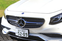 メッシュのグリルは、AMGモデルとそれ以外との相違点。クリスタルガラスを多用したLEDヘッドランプとともに、フロントまわりの個性を演出する。