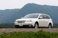 【スペック】アウトバック 3.6R：全長×全幅×全高＝4775×1820×1605mm／ホイールベース＝2745mm／車重＝1580kg／駆動方式＝4WD／3.6リッター水平対向6DOHC24バルブ（260ps/6000rpm、34.2kgm/4400rpm）／価格＝346万5000円（テスト車＝392万1750円／クリアビューパック＋濃色ガラス＋オールウェザーパック＋LEGACYプレミアムサウンドシステム＆HDDナビ／サンルーフ＝42万5250円／サテンホワイトパール＝3万1500円）