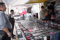 プレスデイにもかかわらず、お客さんを集めていたミニカー屋台。