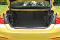 トランクルームの容量は445リッター。後席には6：4分割可倒機構が標準で備えられている。（写真をクリックすると、シートの倒れる様子が見られます）
    
