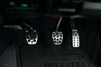 ステンレス製のスポーツペダルも「RS」の専用装備。