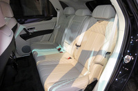 リアシートにはセンターコンソールで左右を仕切られた2人乗りと、ベンチタイプの3人乗り（写真）の両方が用意される。